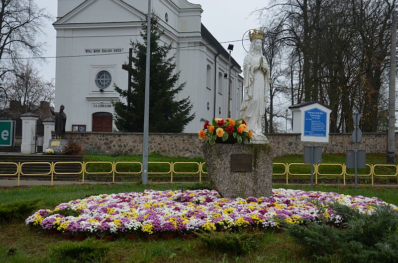 Zdjęcie przedstawia rondo w Juchnowcu Kościelnym przyozdobione chryzantemami przez Urząd Gminy Juchnowiec Kościelny.