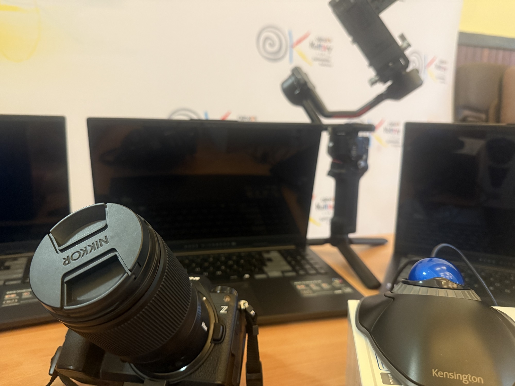 zdjęcia przedstawiają sprzęt (laptopy, aparat fotograficzny, myszy komputerowe typu trackball) zakupione w ramach projektu „Doposażenie Pracowni Edukacji Artystycznej Ośrodka Kultury w Gminie Juchnowiec Kościelny w nowoczesny sprzęt technologiczny wspierający działania artystyczne i edukacyjne