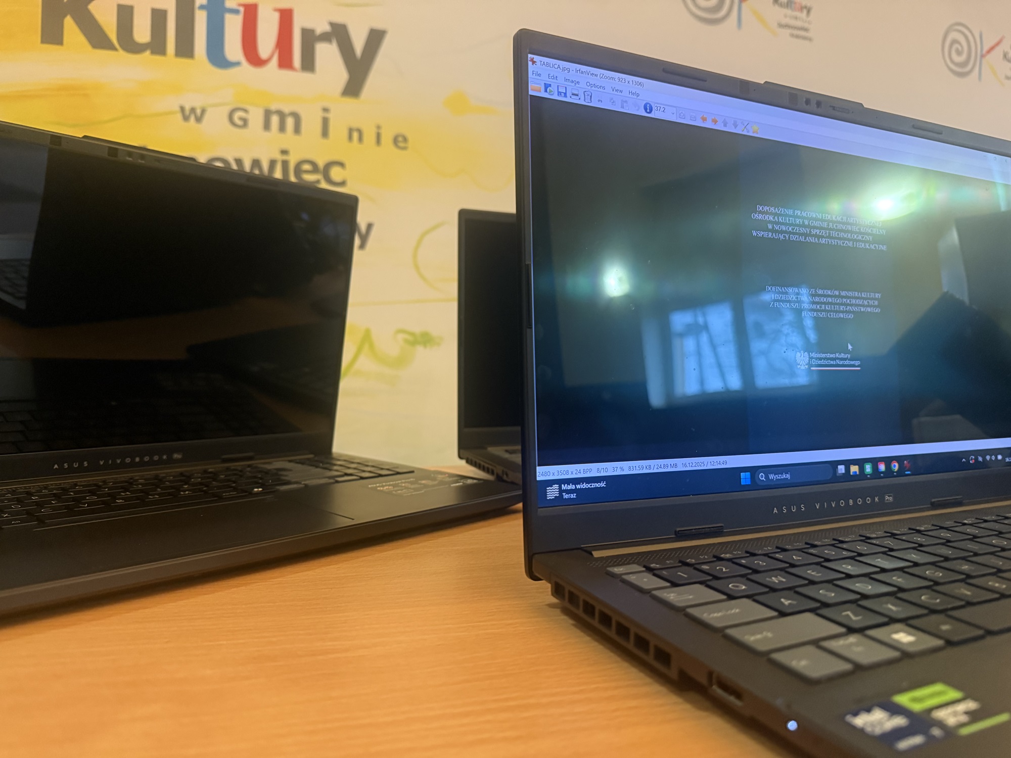 zdjęcie przedstawia laptopy zakupione w ramach projektu „Doposażenie Pracowni Edukacji Artystycznej Ośrodka Kultury w Gminie Juchnowiec Kościelny w nowoczesny sprzęt technologiczny wspierający działania artystyczne i edukacyjne”